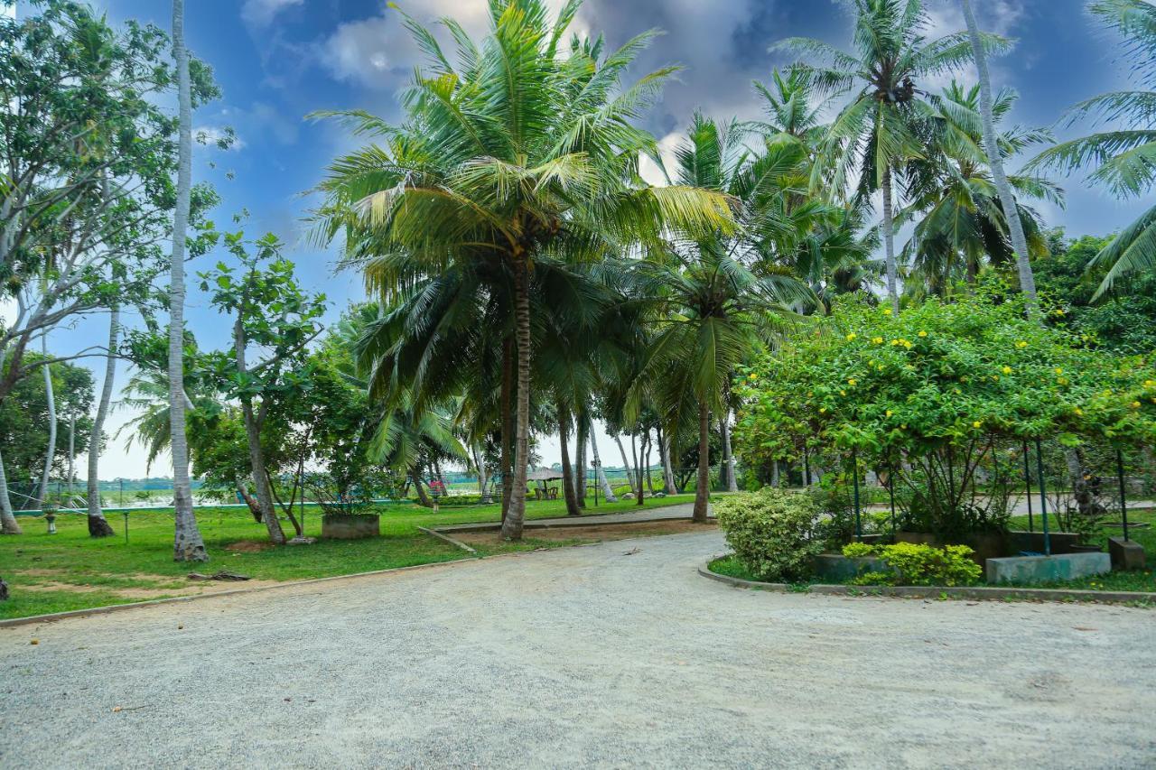 Lake Edge Holiday Inn ทิซซามาฮารามา ภายนอก รูปภาพ