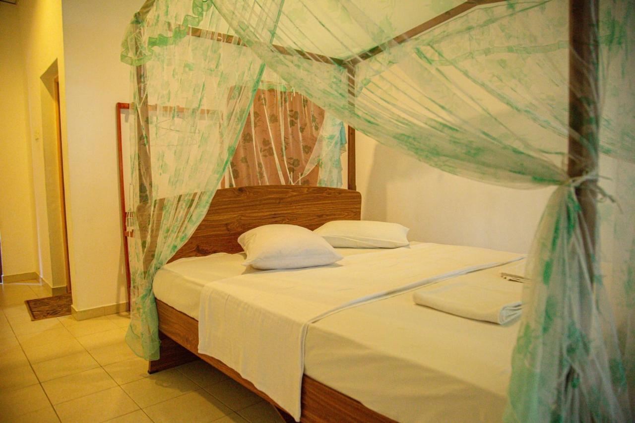 Lake Edge Holiday Inn ทิซซามาฮารามา ภายนอก รูปภาพ