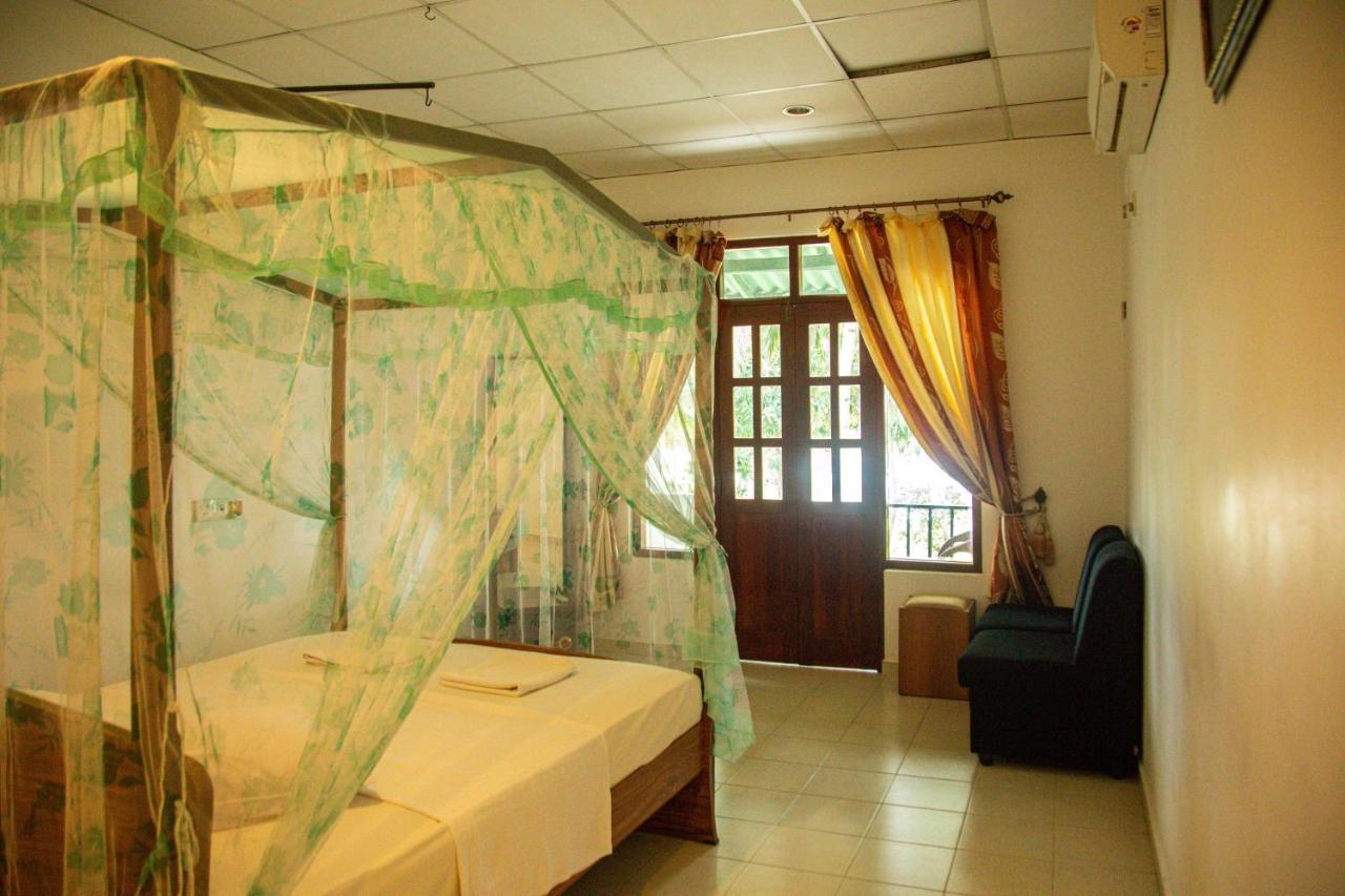Lake Edge Holiday Inn ทิซซามาฮารามา ภายนอก รูปภาพ